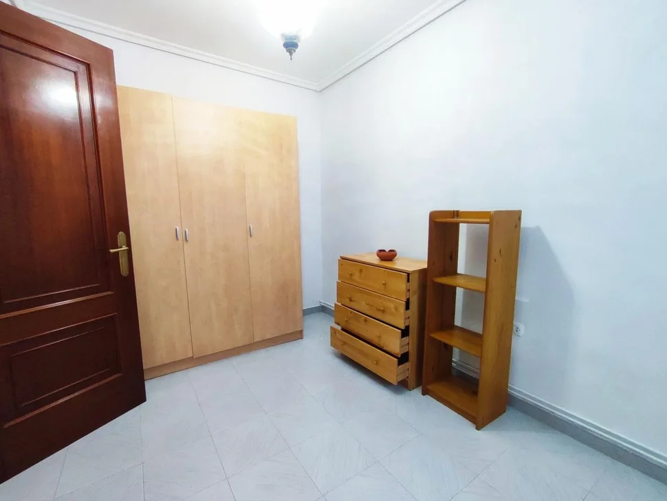 Chalet en neda con jardín, patio, dos bodegas y zona de barbacoa