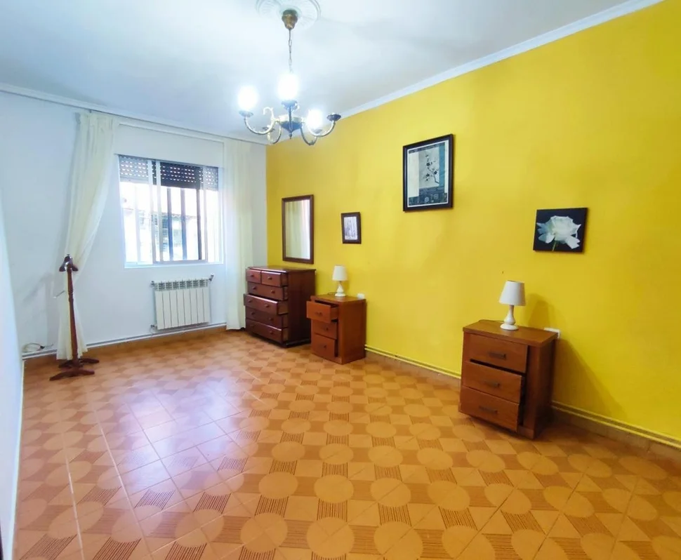 Chalet en neda con jardín, patio, dos bodegas y zona de barbacoa