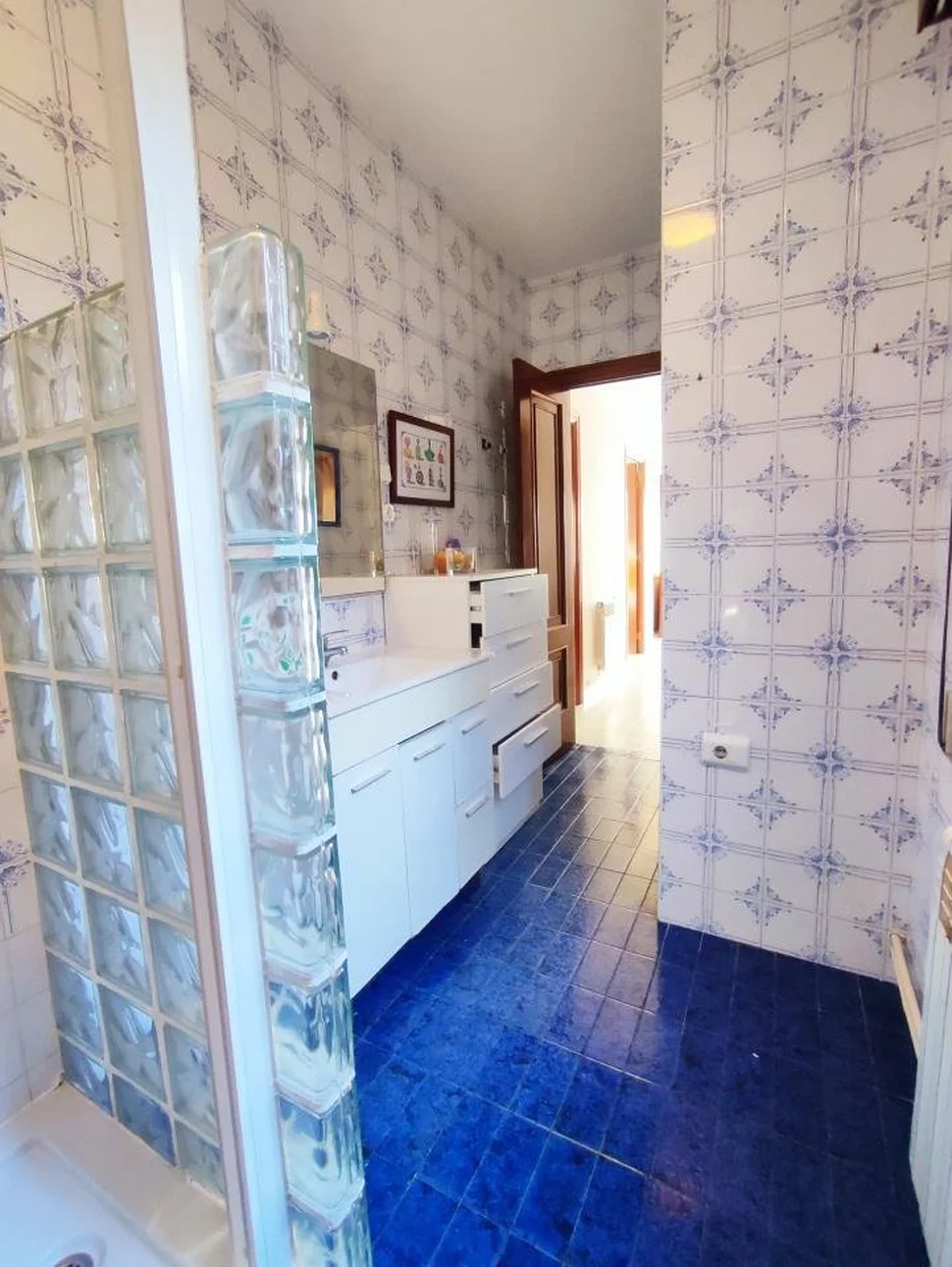 Chalet en neda con jardín, patio, dos bodegas y zona de barbacoa