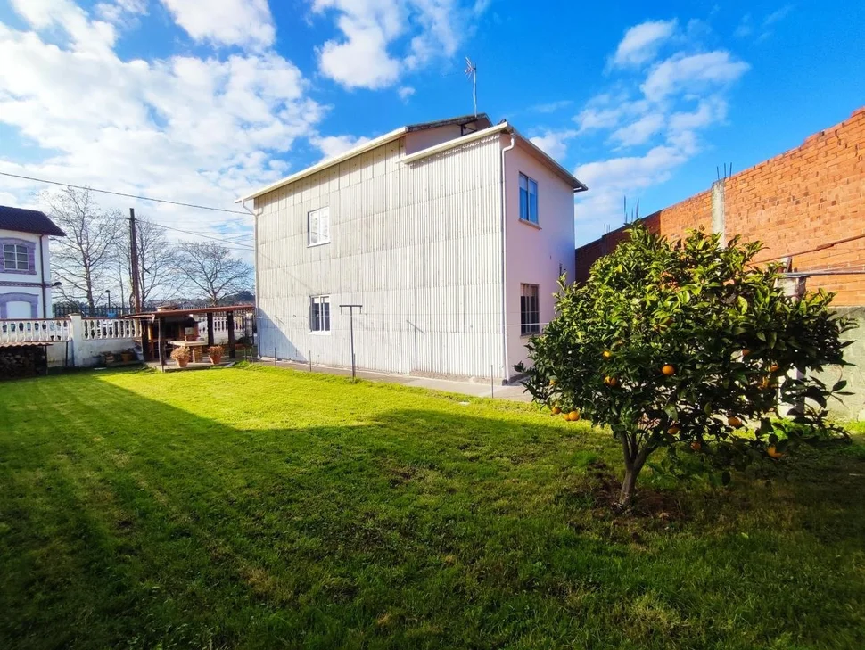 Chalet en neda con jardín, patio, dos bodegas y zona de barbacoa
