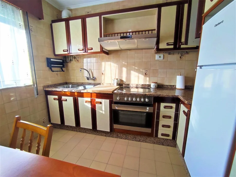 Chalet en neda con jardín, patio, dos bodegas y zona de barbacoa