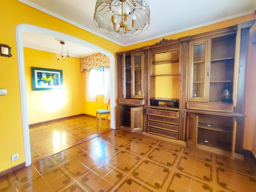 Chalet en neda con jardín, patio, dos bodegas y zona de barbacoa