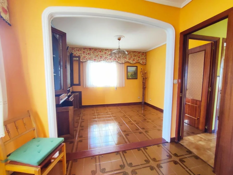 Chalet en neda con jardín, patio, dos bodegas y zona de barbacoa