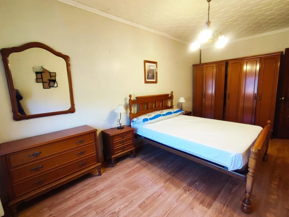 Chalet en neda con jardín, patio, dos bodegas y zona de barbacoa