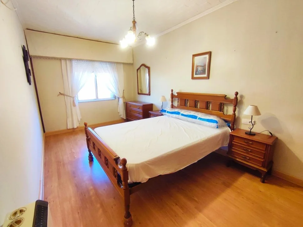 Chalet en neda con jardín, patio, dos bodegas y zona de barbacoa