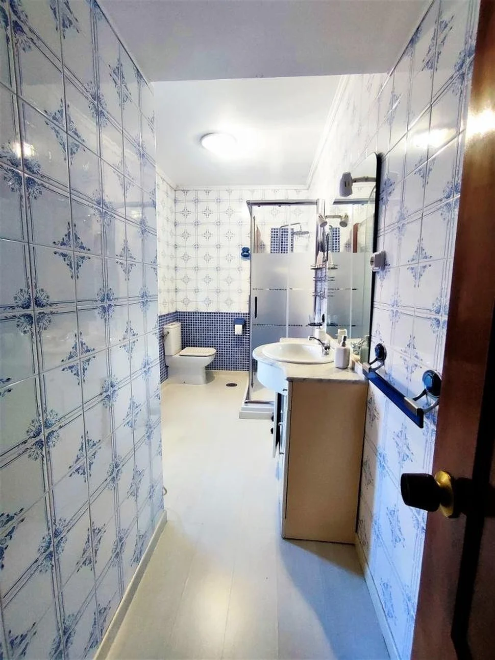 Chalet en neda con jardín, patio, dos bodegas y zona de barbacoa