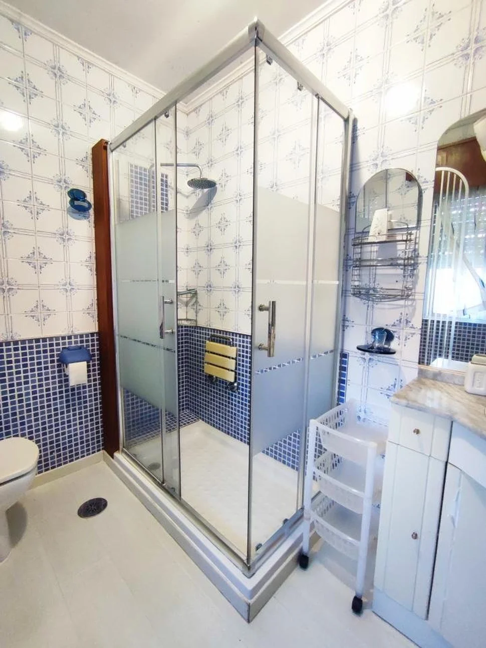 Chalet en neda con jardín, patio, dos bodegas y zona de barbacoa