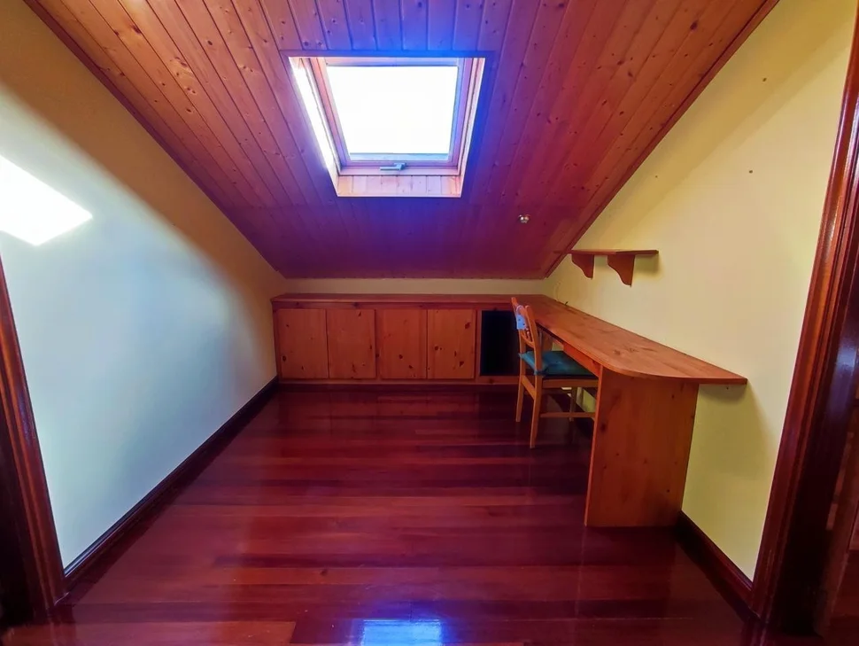 Chalet en neda con jardín, patio, dos bodegas y zona de barbacoa