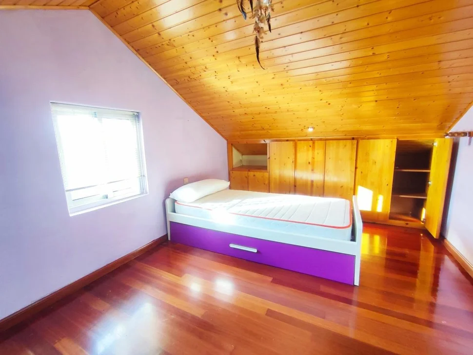 Chalet en neda con jardín, patio, dos bodegas y zona de barbacoa