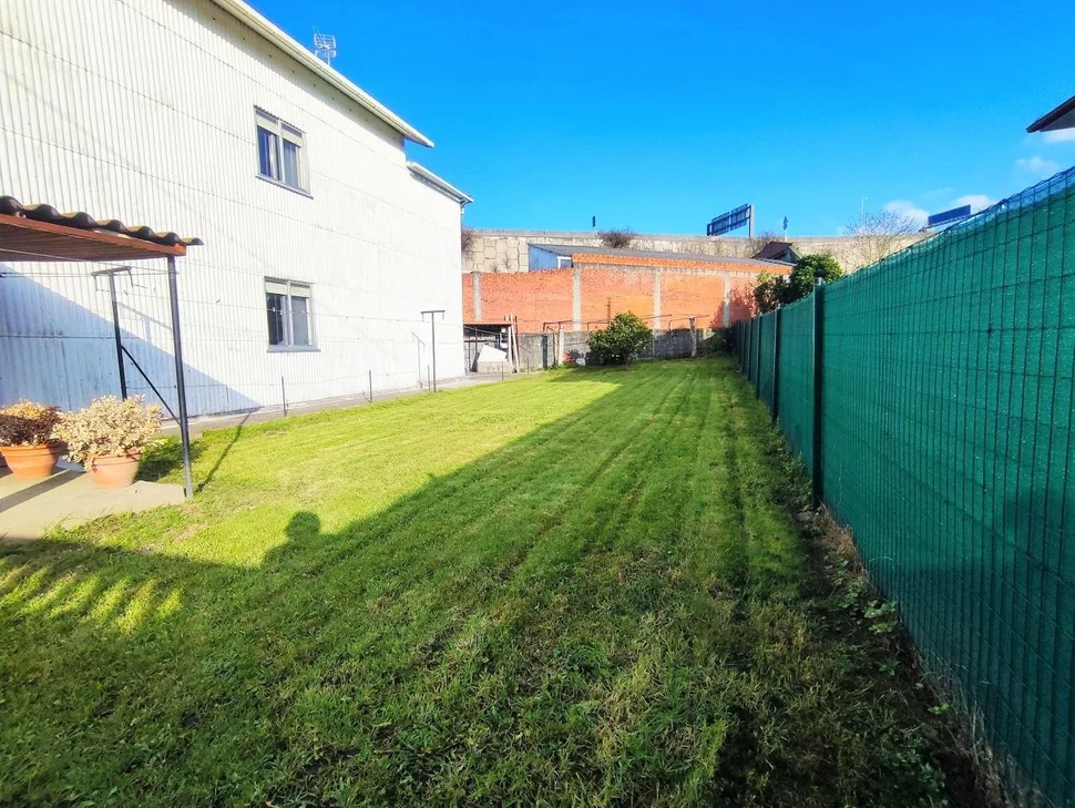Chalet en neda con jardín, patio, dos bodegas y zona de barbacoa