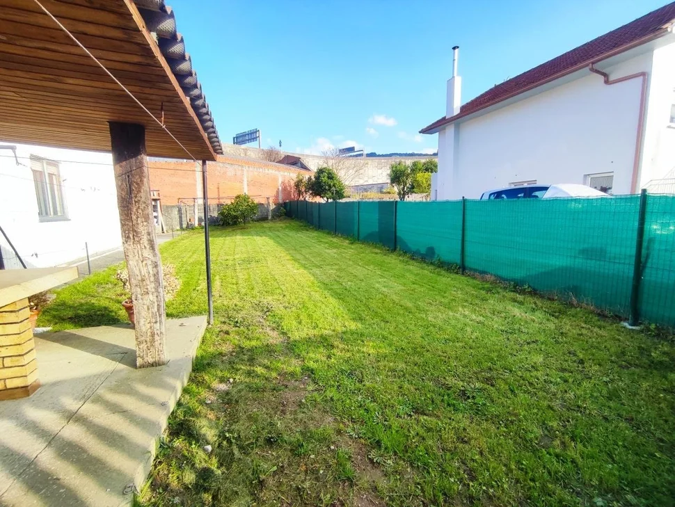 Chalet en neda con jardín, patio, dos bodegas y zona de barbacoa