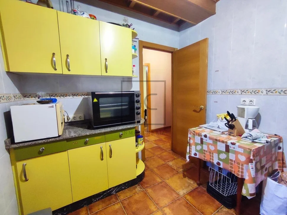 Casa con finca y dos bodegas en san saturnino, san sadurniño