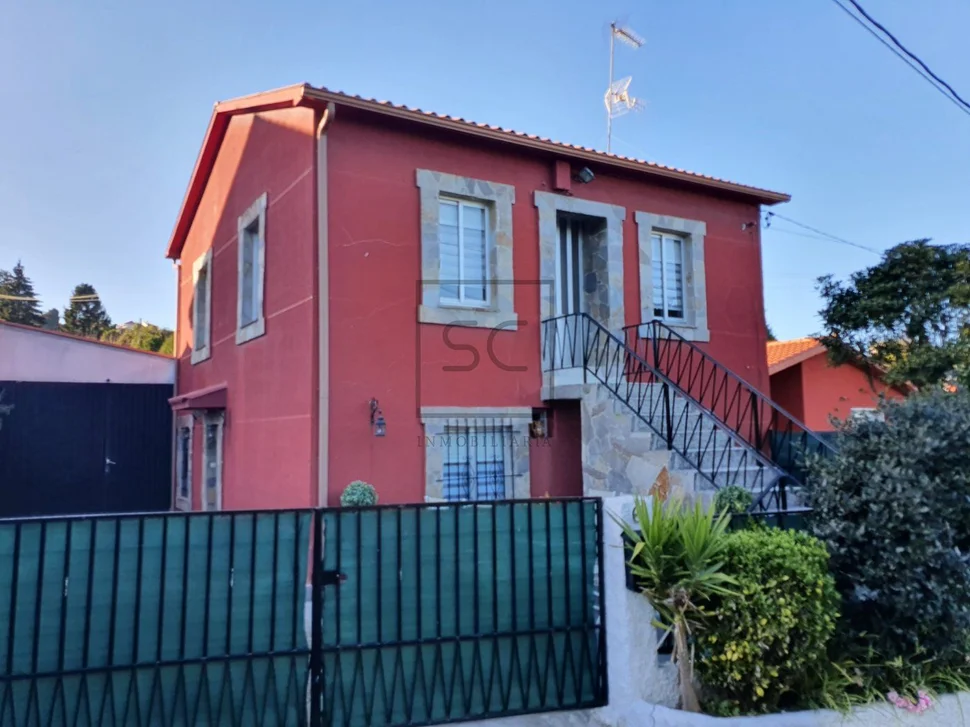 Casa de dos plantas con finca y piscina