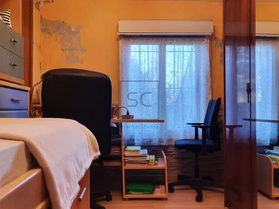 Casa de dos plantas con finca y piscina