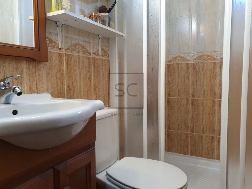 Casa de dos plantas con finca y piscina