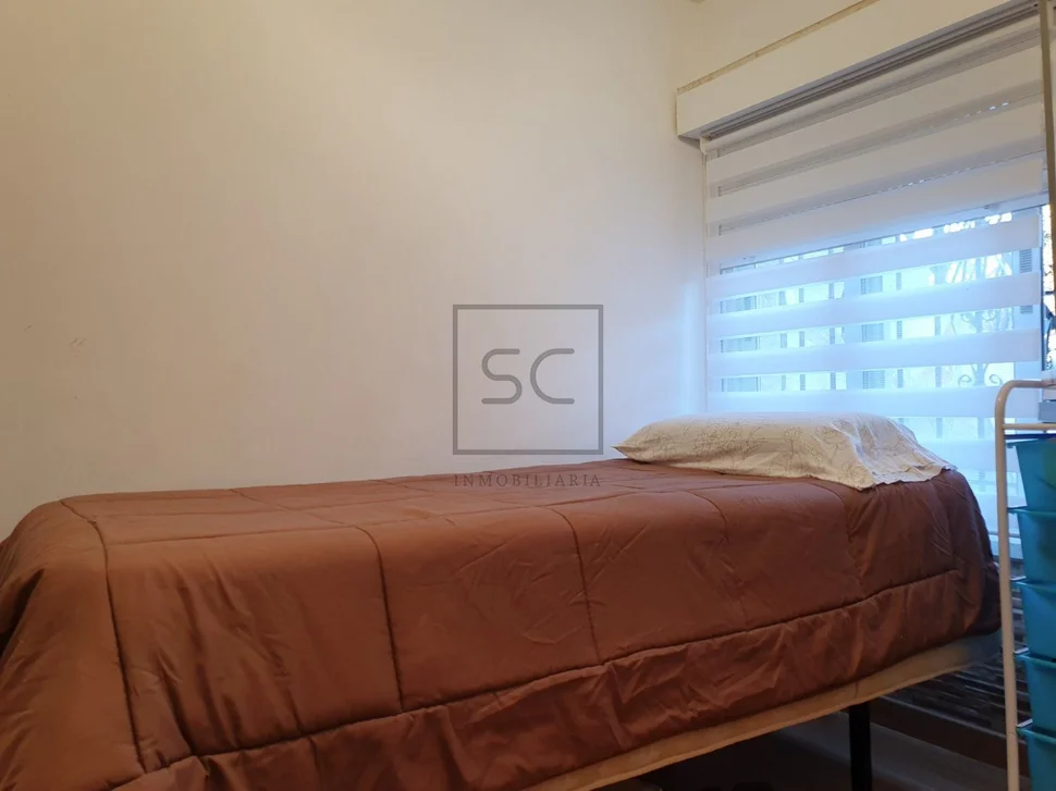 Casa de dos plantas con finca y piscina