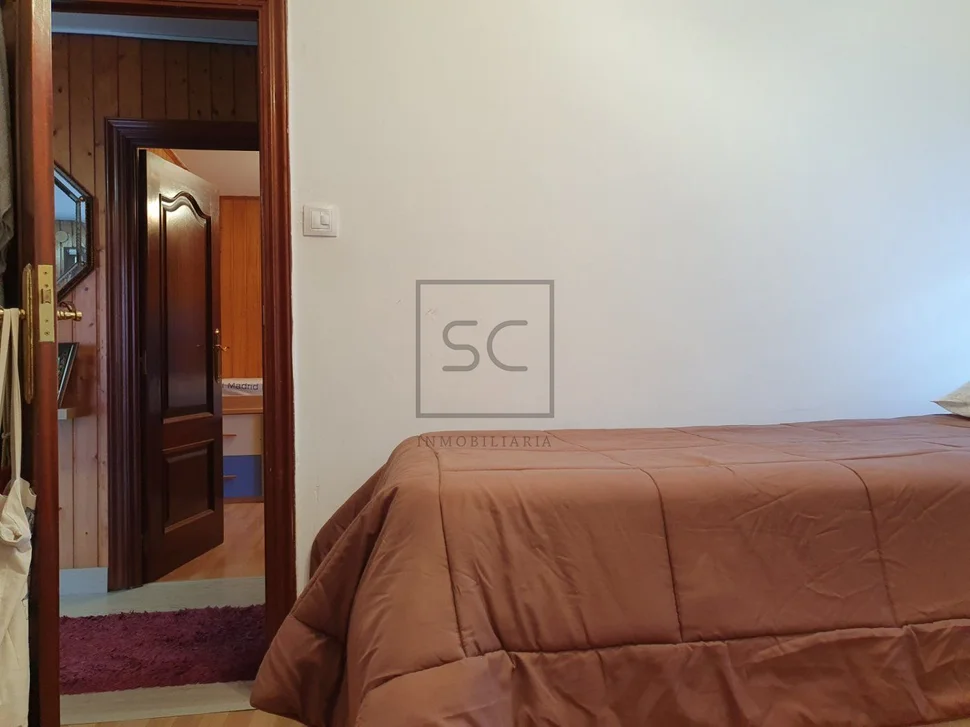 Casa de dos plantas con finca y piscina