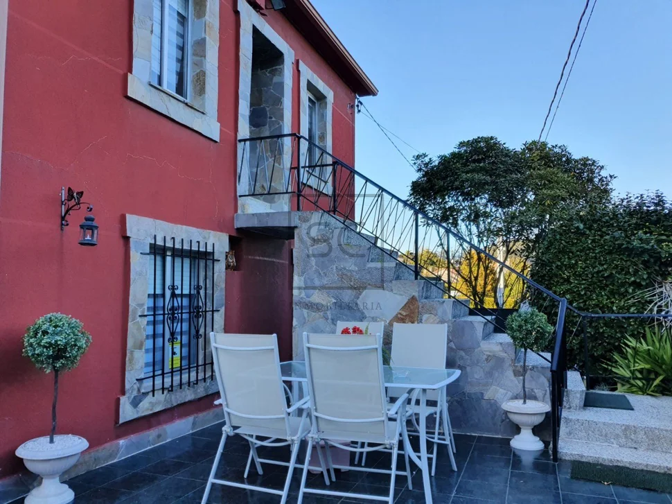 Casa de dos plantas con finca y piscina