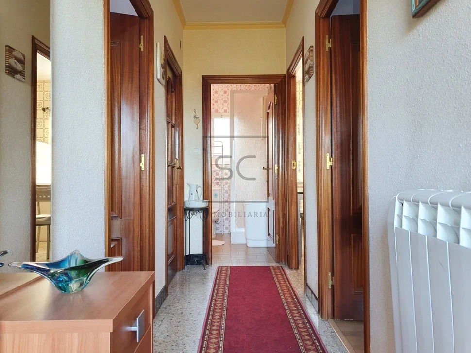 Casa de dos plantas con finca y piscina