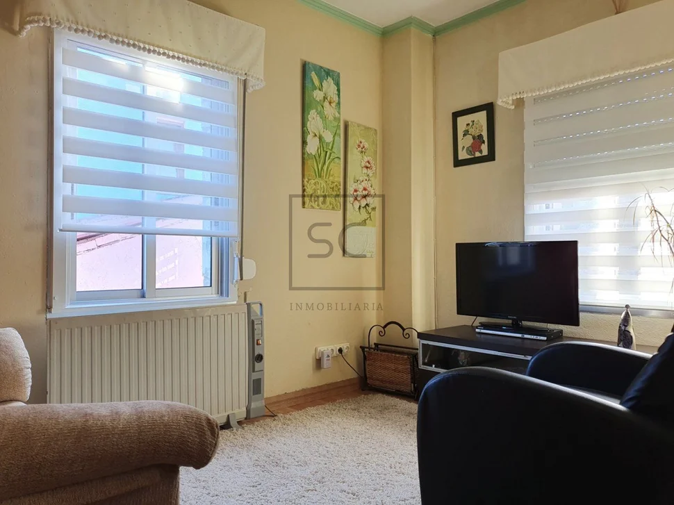 Casa de dos plantas con finca y piscina