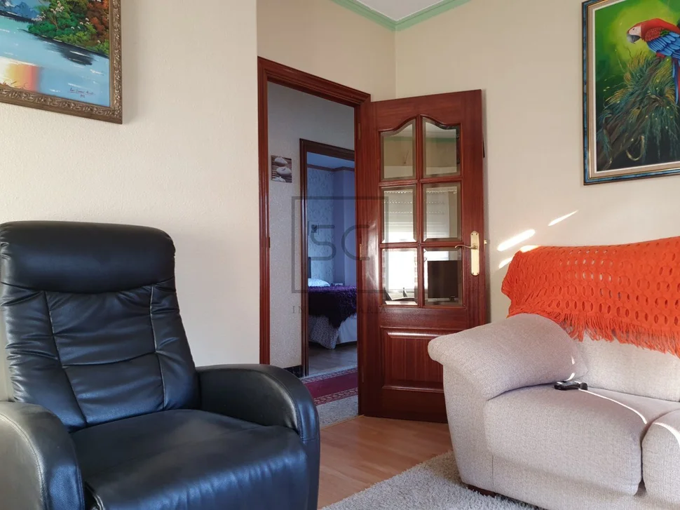 Casa de dos plantas con finca y piscina