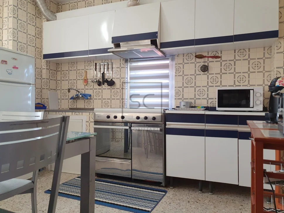 Casa de dos plantas con finca y piscina