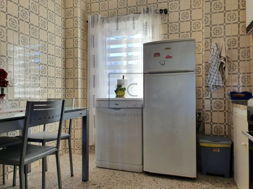 Casa de dos plantas con finca y piscina