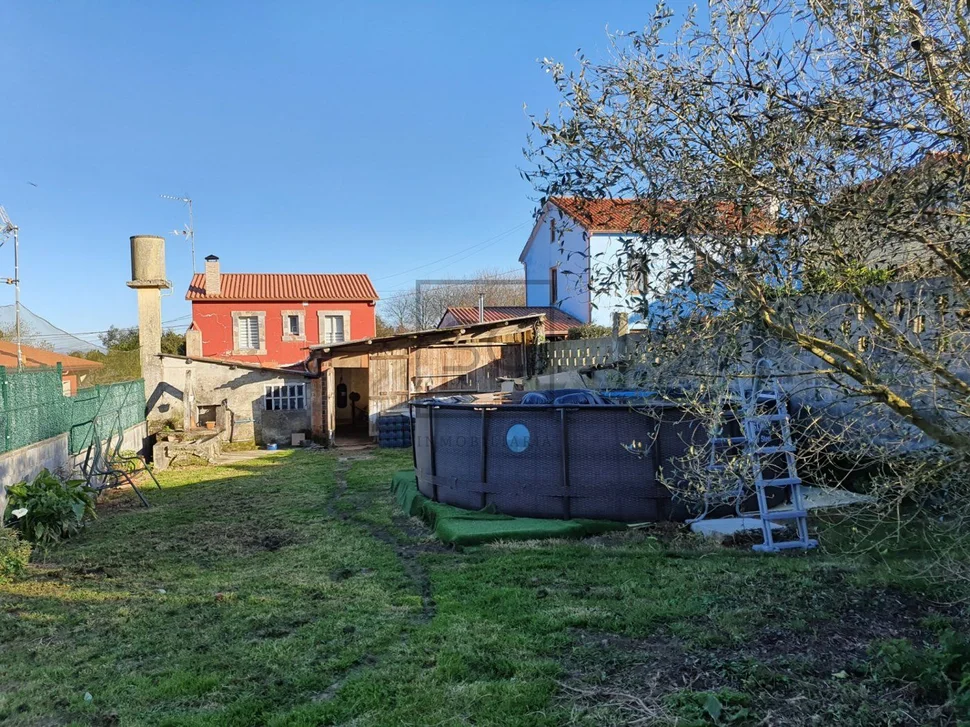 Casa de dos plantas con finca y piscina