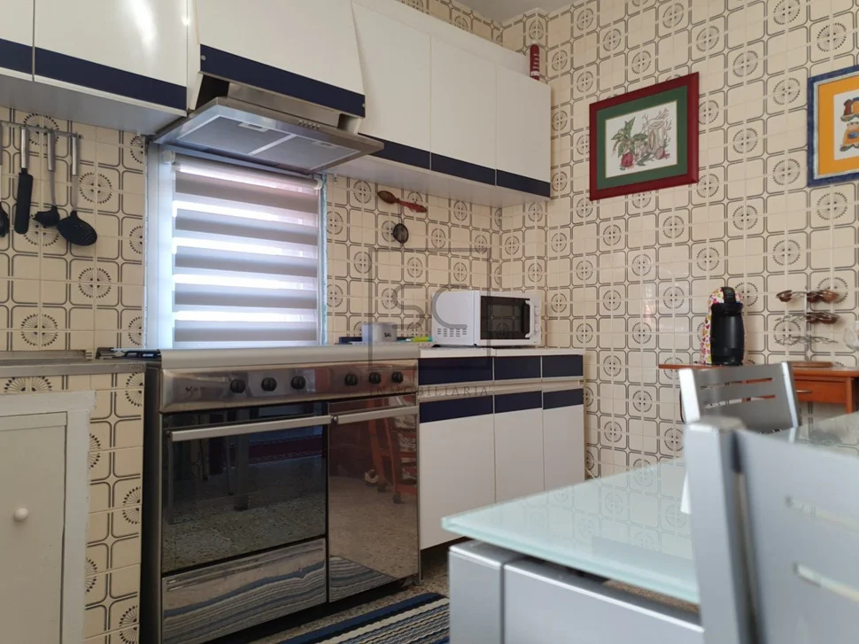 Casa de dos plantas con finca y piscina