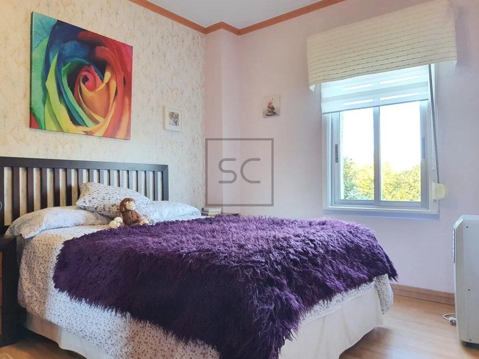 Casa de dos plantas con finca y piscina