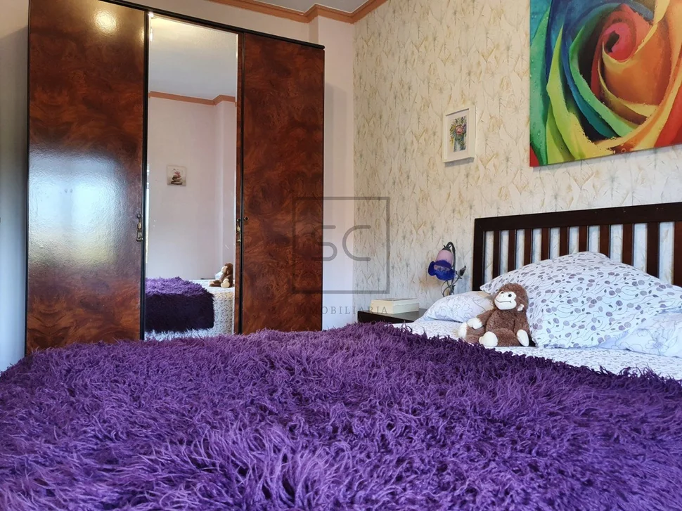 Casa de dos plantas con finca y piscina