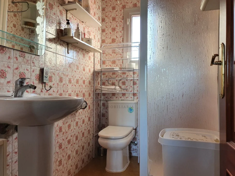 Casa de dos plantas con finca y piscina