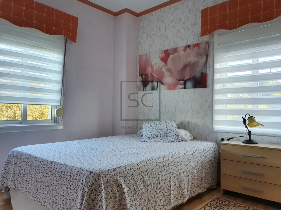 Casa de dos plantas con finca y piscina