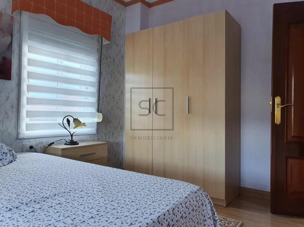 Casa de dos plantas con finca y piscina