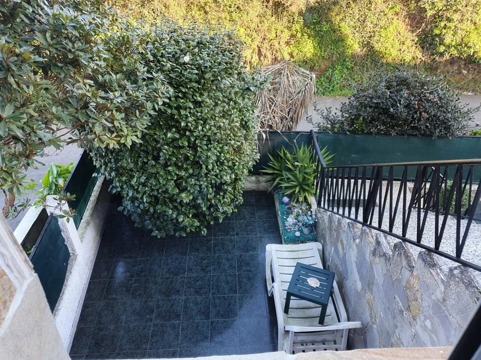 Casa de dos plantas con finca y piscina