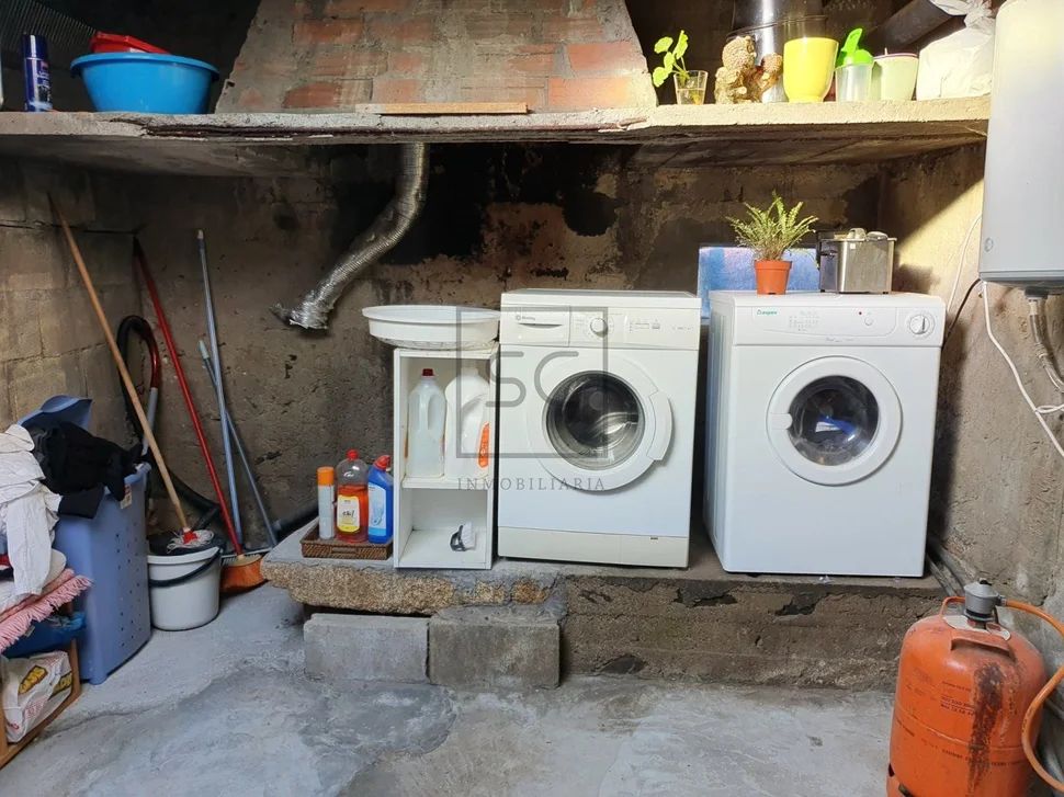 Casa de dos plantas con finca y piscina