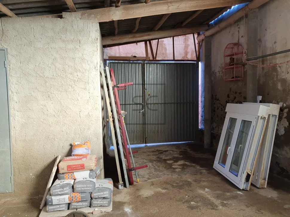 Casa de dos plantas con finca y piscina