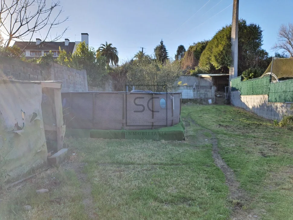 Casa de dos plantas con finca y piscina