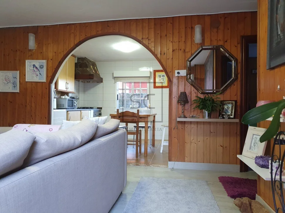 Casa de dos plantas con finca y piscina