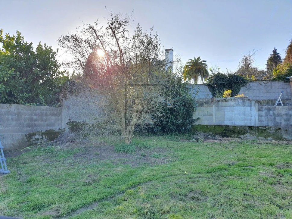 Casa de dos plantas con finca y piscina
