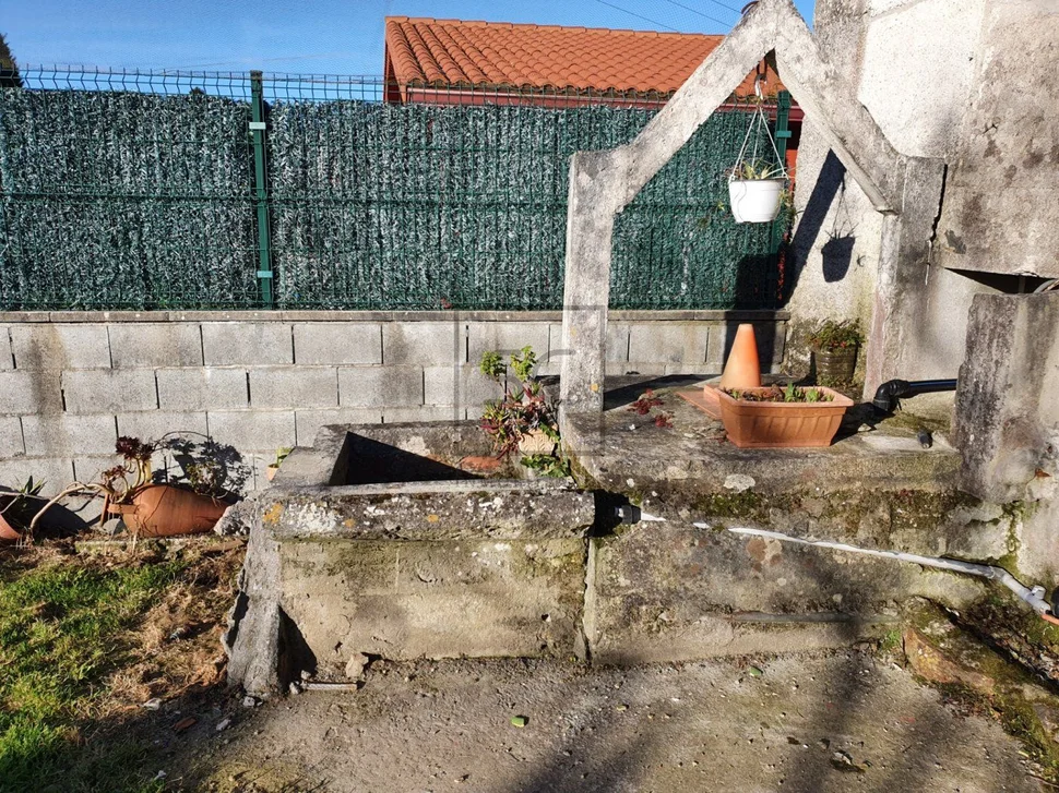 Casa de dos plantas con finca y piscina