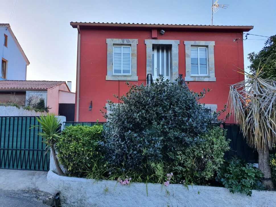 Casa de dos plantas con finca y piscina