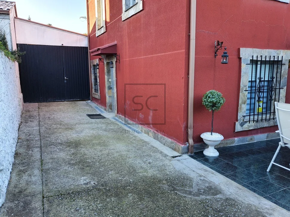 Casa de dos plantas con finca y piscina