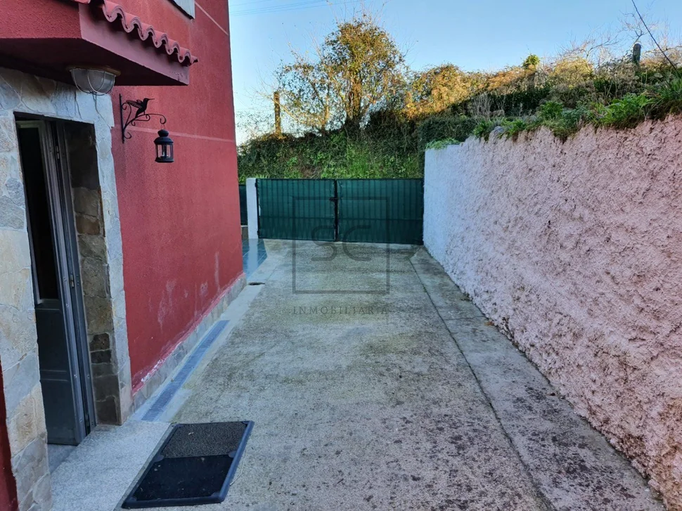 Casa de dos plantas con finca y piscina