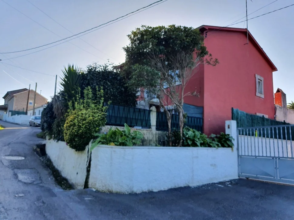 Casa de dos plantas con finca y piscina