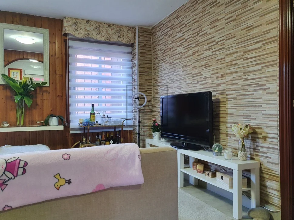 Casa de dos plantas con finca y piscina