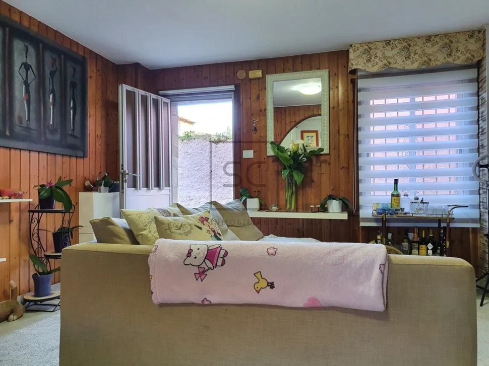 Casa de dos plantas con finca y piscina