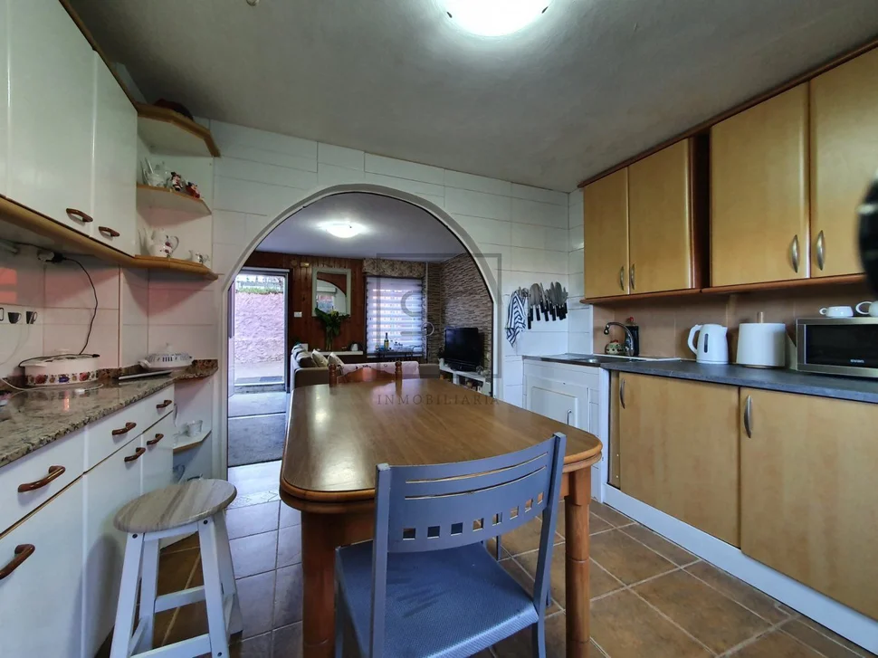 Casa de dos plantas con finca y piscina