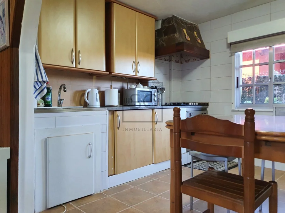 Casa de dos plantas con finca y piscina