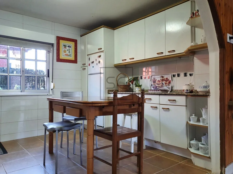 Casa de dos plantas con finca y piscina